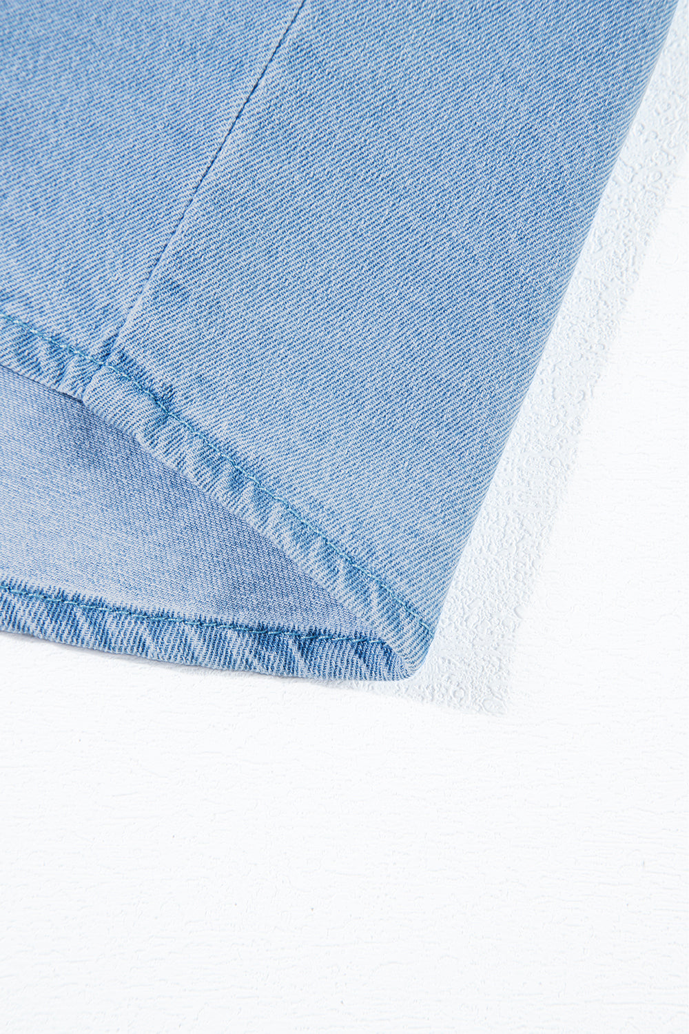 Beau blauwe gegolfde denim top met knopen aan de voorkant