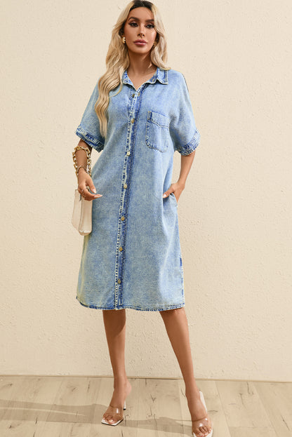 Lichtblauwe chambray-jurk met losse medium wassing en korte mouwen