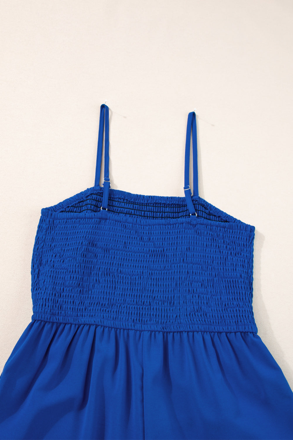 Marineblauwe spaghettibandjes gesmokte jumpsuit met wijde pijpen en ruches