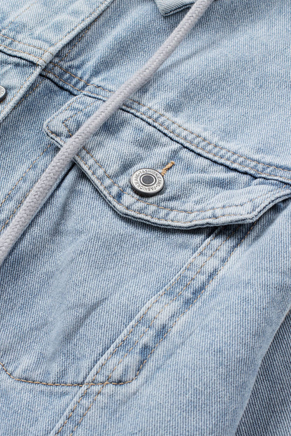 Hemelsblauw denim jack met knoopsluiting en gescheurde capuchon