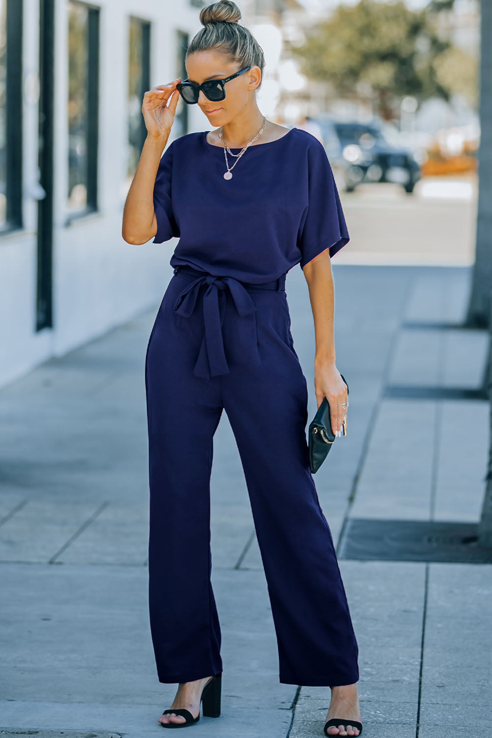 Blauwe jumpsuit met wijde pijpen en riem