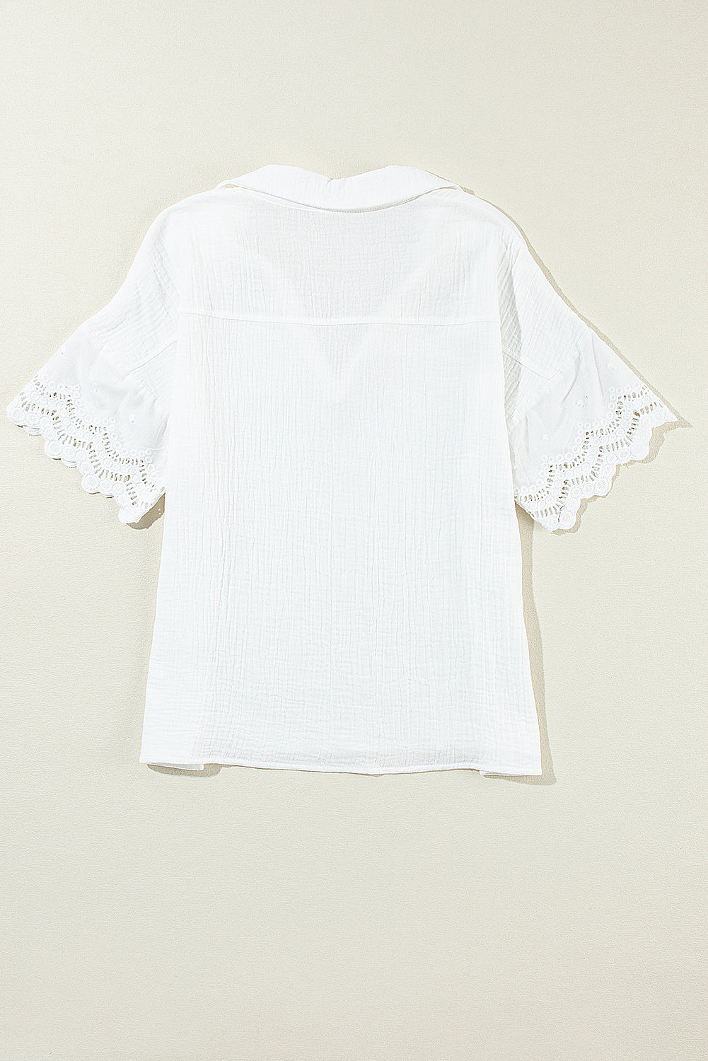 Witte gekreukte kanten blouse met gesplitste mouwen en V-hals