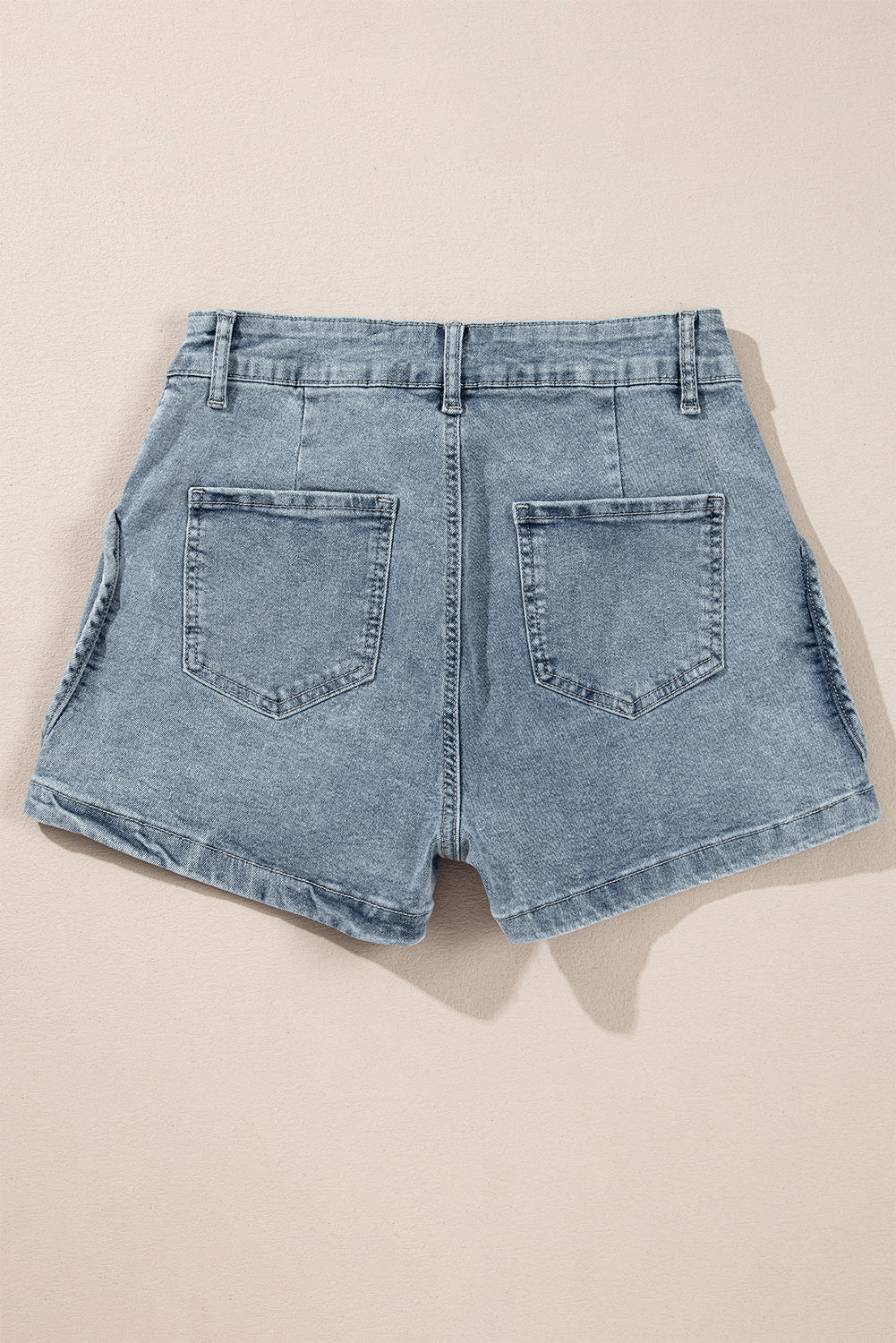 Schemerblauwe jeansshort met studs in zure wassing