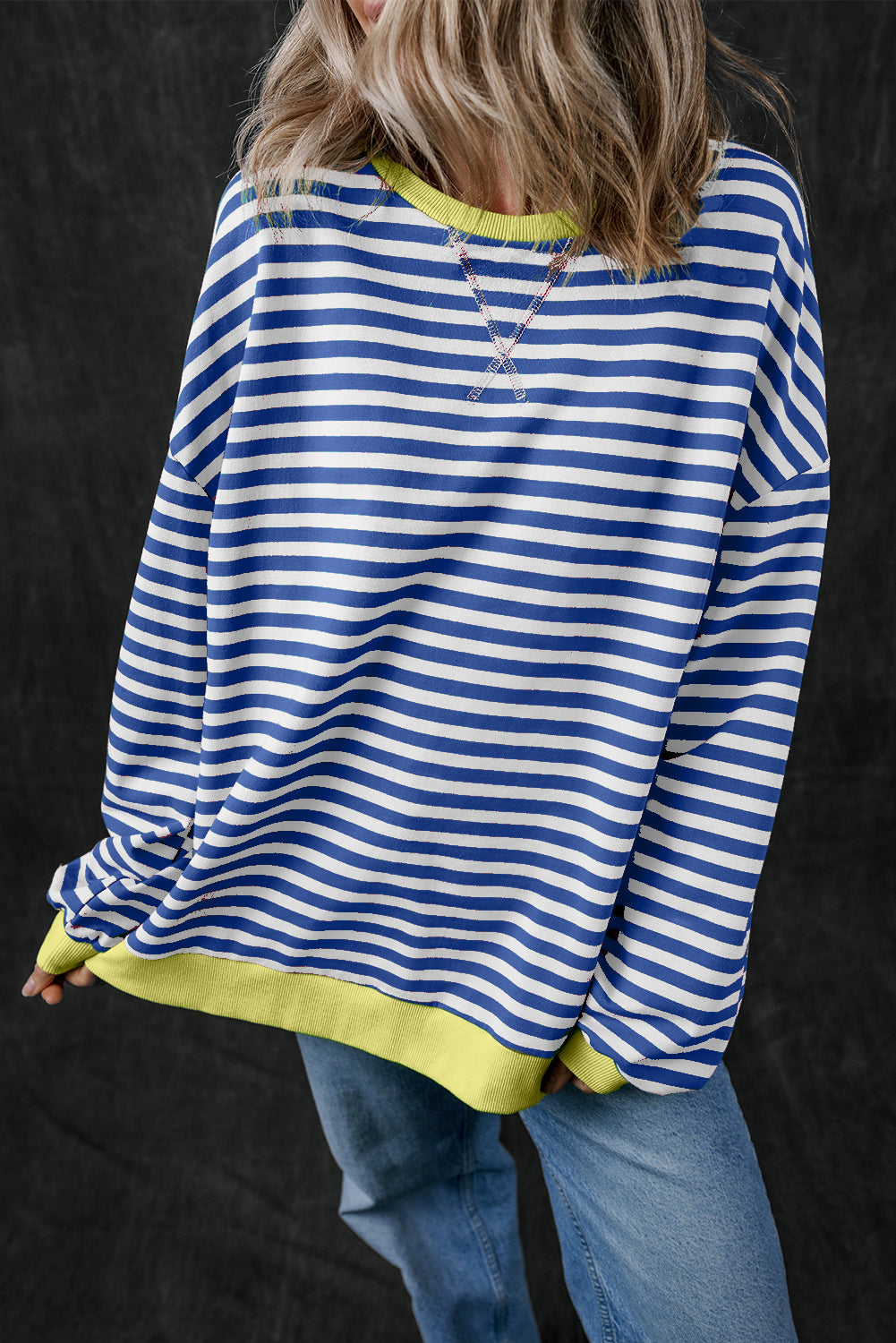 Blauw gestreept oversized sweatshirt met contrasterende rand