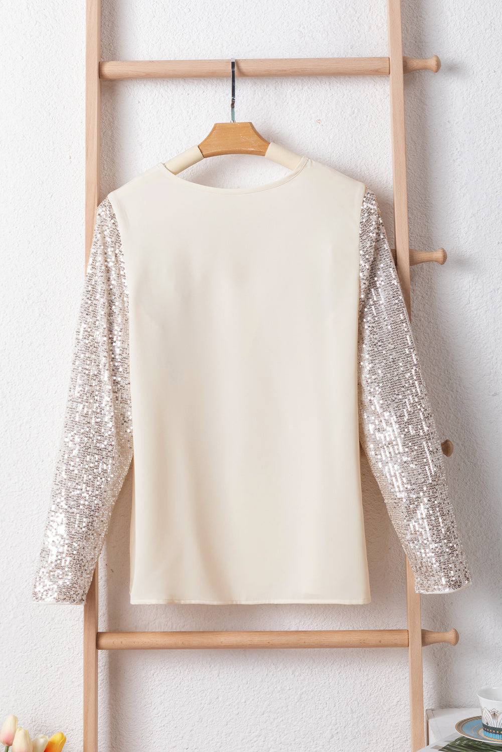 Witte blouse met pailletten en patchwork met V-hals