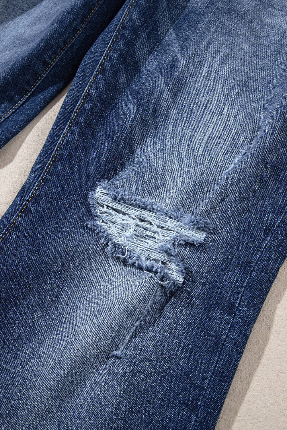 Hemelsblauwe flare-jeans met hoge taille, gescheurde knoopsluiting