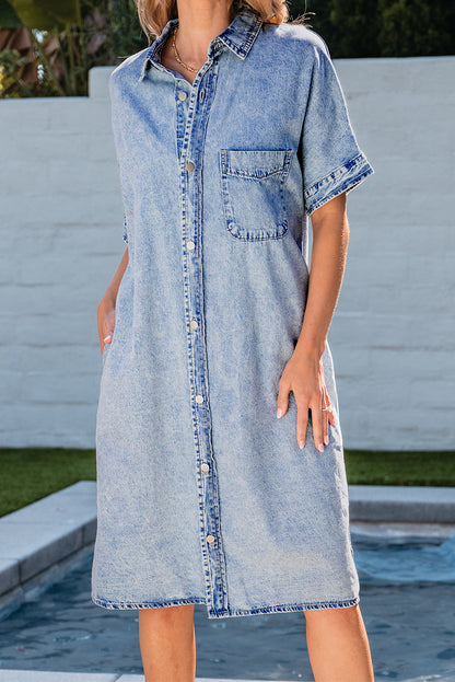 Lichtblauwe chambray-jurk met losse medium wassing en korte mouwen