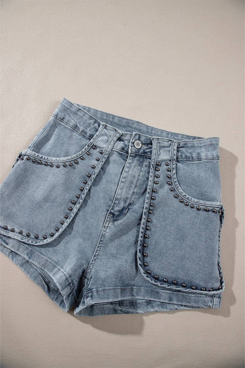 Schemerblauwe jeansshort met studs in zure wassing