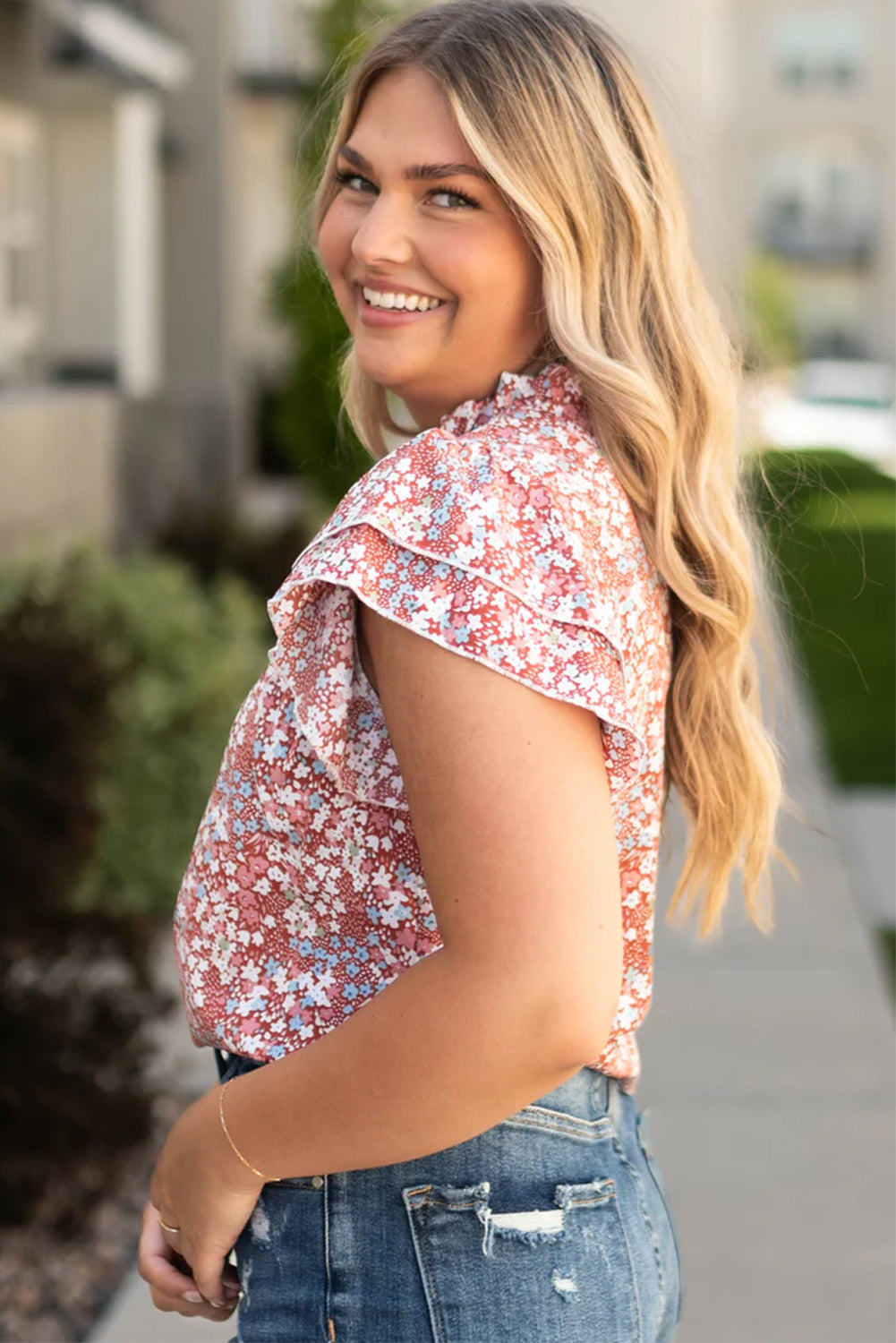 Roze grote maat blouse met bloemenprint, ruches aan de mouwen en ruches aan de hals