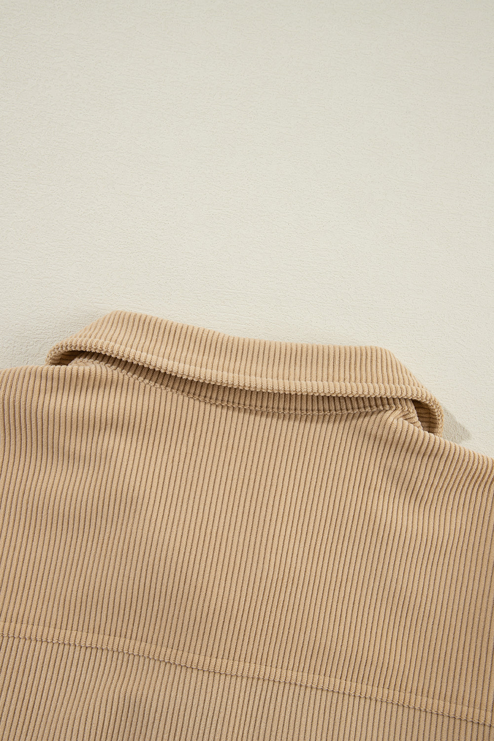 Licht Frans beige effen corduroy shacket met klepzak en knoopsluiting