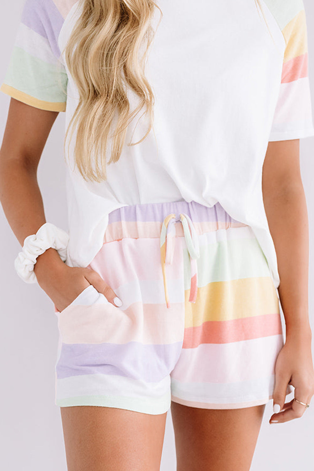 Witte regenboog gestreepte t -shirt en shorts set