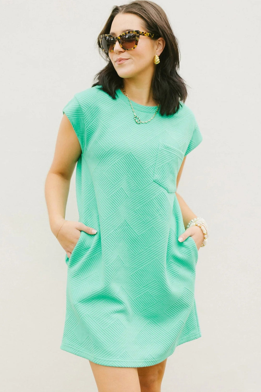 Mintgroene T-shirtjurk met getextureerde kapmouw