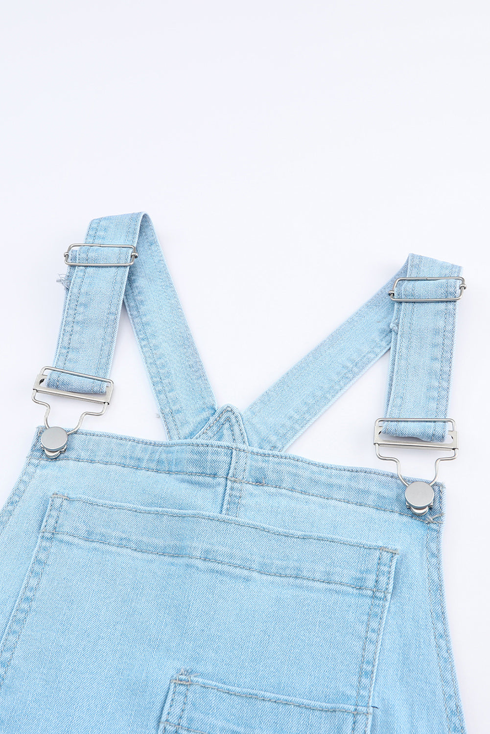 Hemelsblauw geconstrueerde noodlijdende denim overall met borstzak