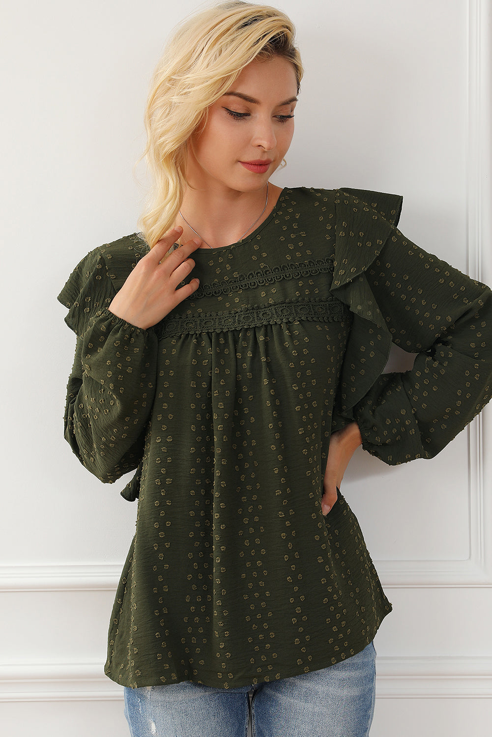 Zwartachtig groene kanten blouse met ruches aan de schouder en lange mouwen