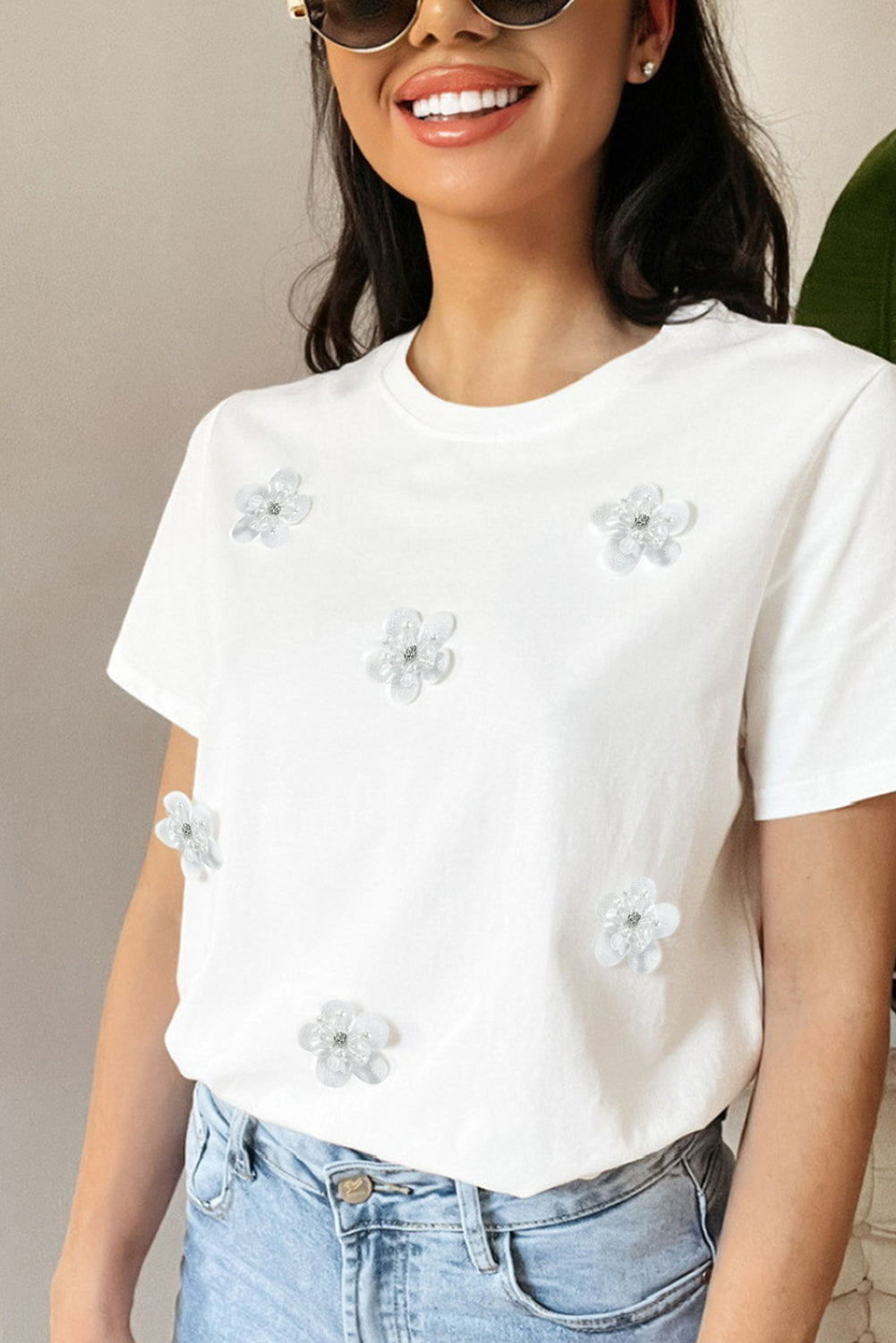 T-shirt met ronde hals en witte bloemenapplicatie