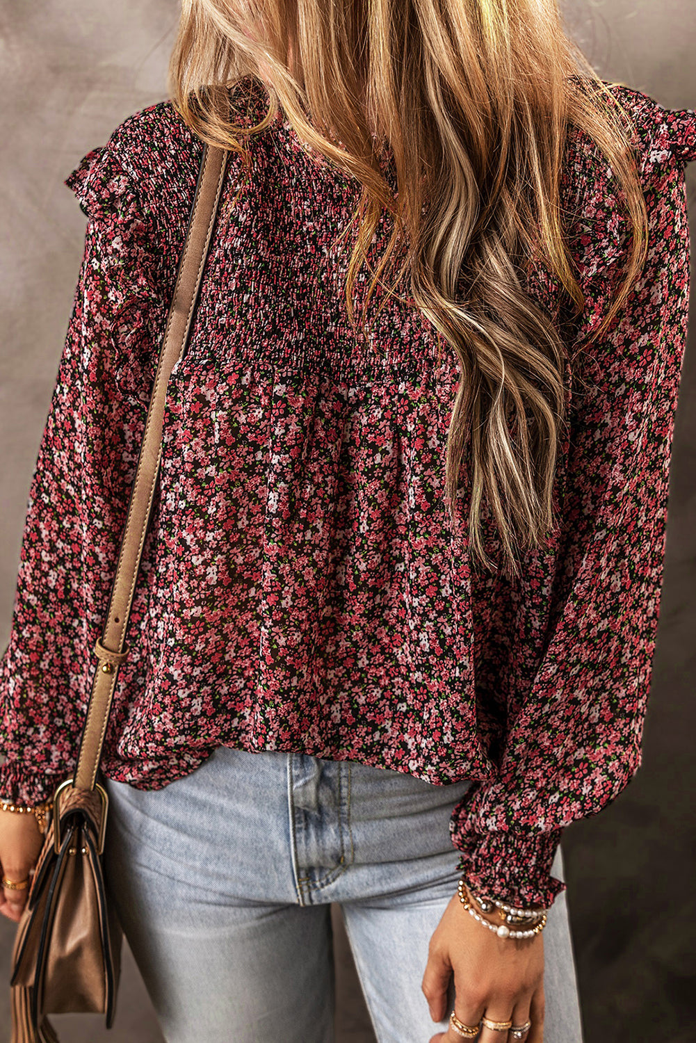 Vurige rode ditsy bloemen gesmokte blouse met ruches en lange mouwen