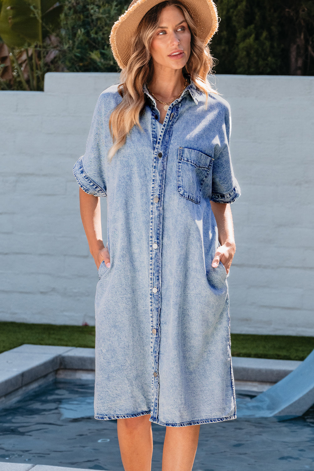 Lichtblauwe chambray-jurk met losse medium wassing en korte mouwen