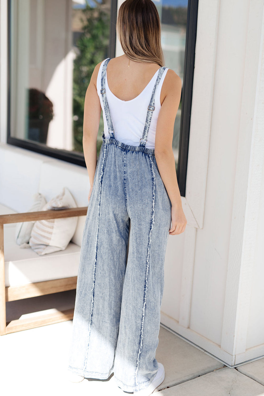 Beau Blue Light Wash Gerafelde denim overall met zichtbare naden en wijde pijpen