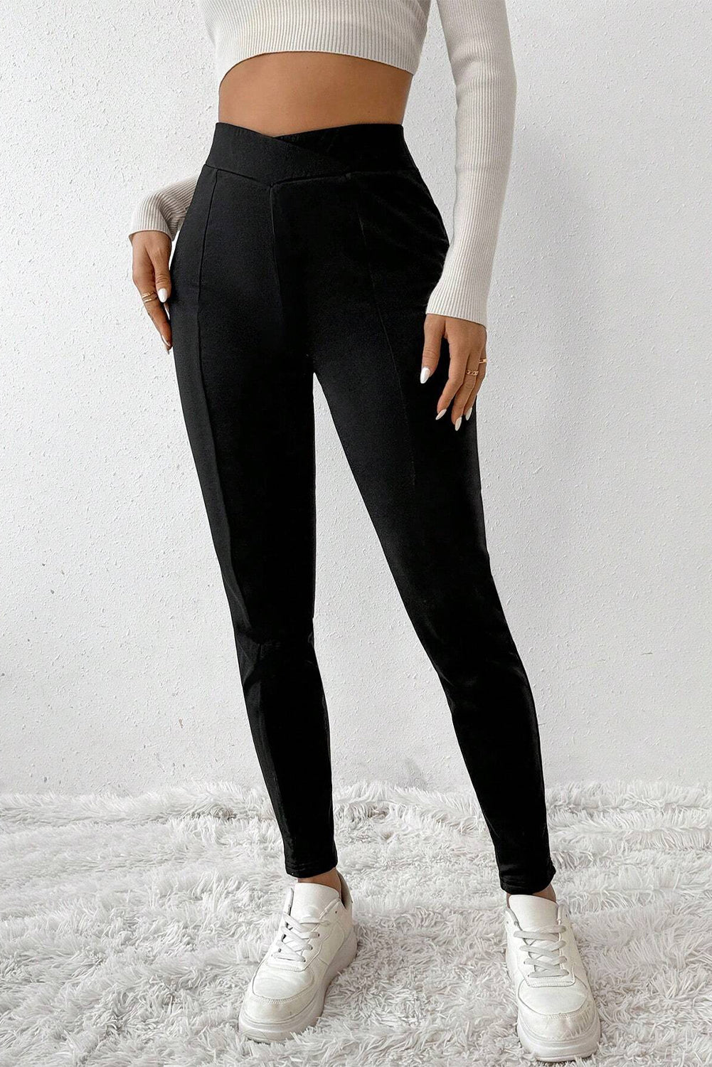 Zwarte thermische legging met gekruiste taille en naden