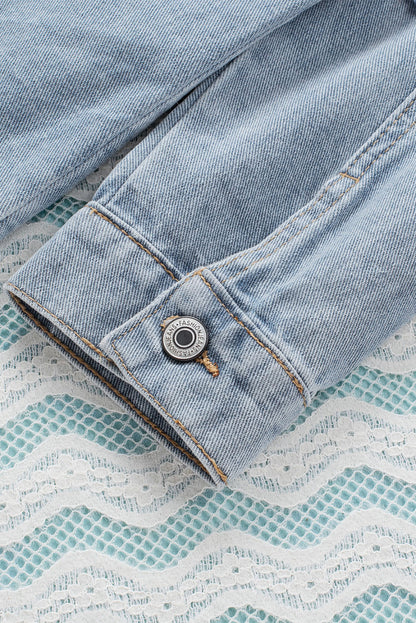 Hemelsblauw denim jack met knoopsluiting en gescheurde capuchon