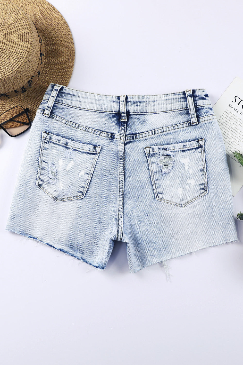 Hemelsblauwe noodlijdende gebleekte denim shorts