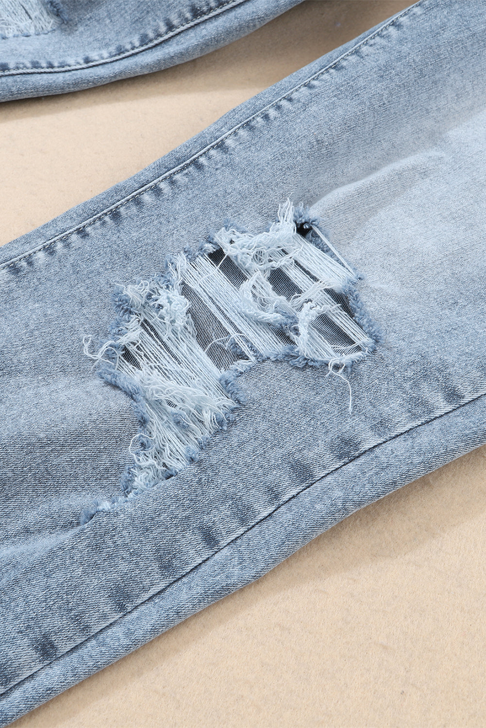 Hemelsblauwe, lichte wassing, gerafelde slim-fit jeans met hoge taille