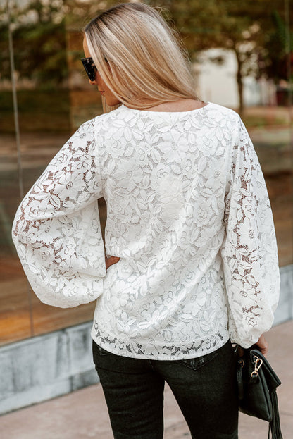 Witte gehaakte losse fit top met V-hals en kant met witte bloemen