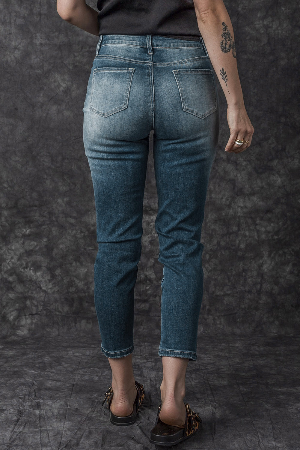 Blauwe noodlijdende gescheurde skinny jeans