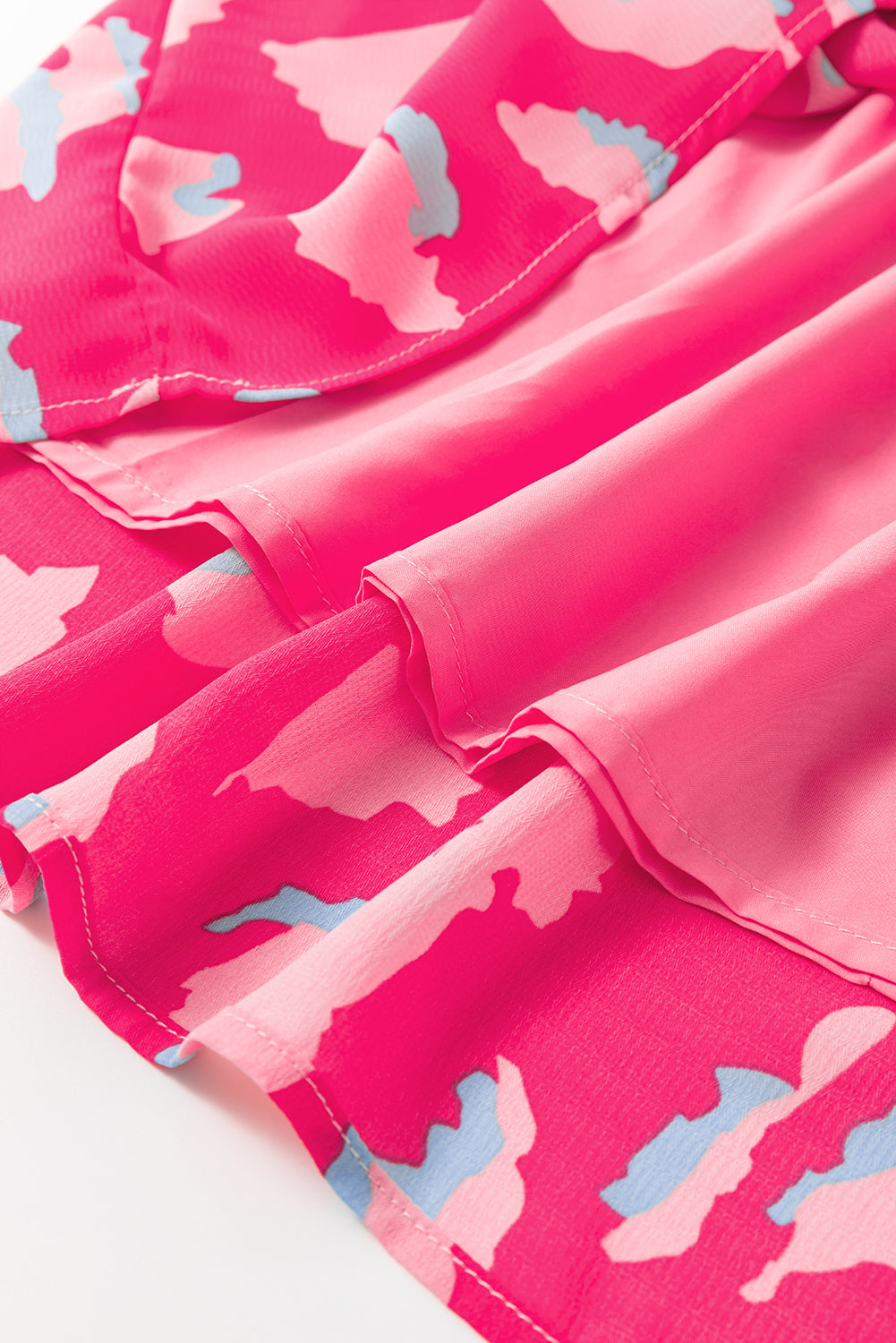 Roze gelaagde losse jurk met pofmouwen en korte mouwen met abstracte print