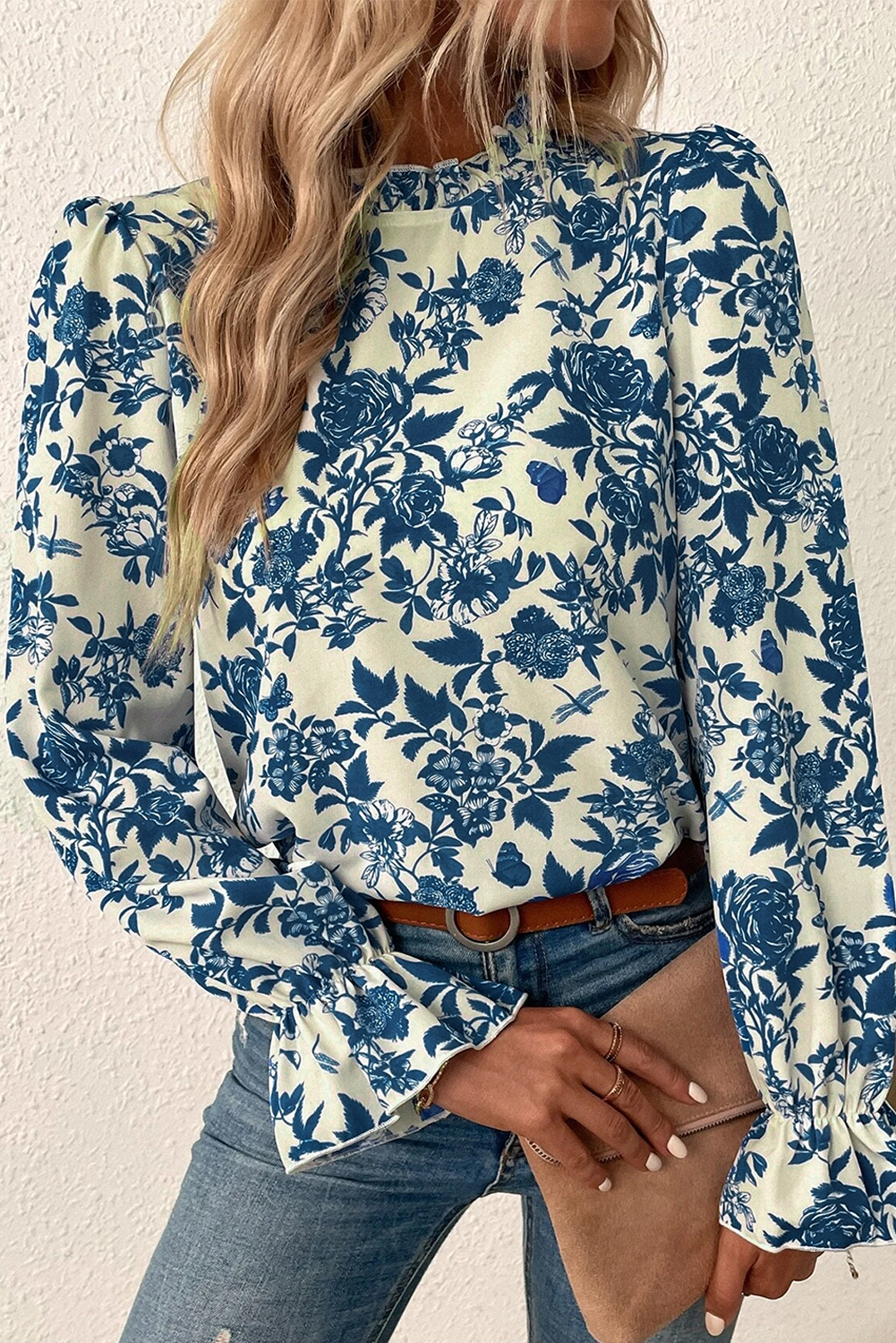 Blouse met bloemenprint, volantmouwen en sleutelgatrug in hemelsblauw