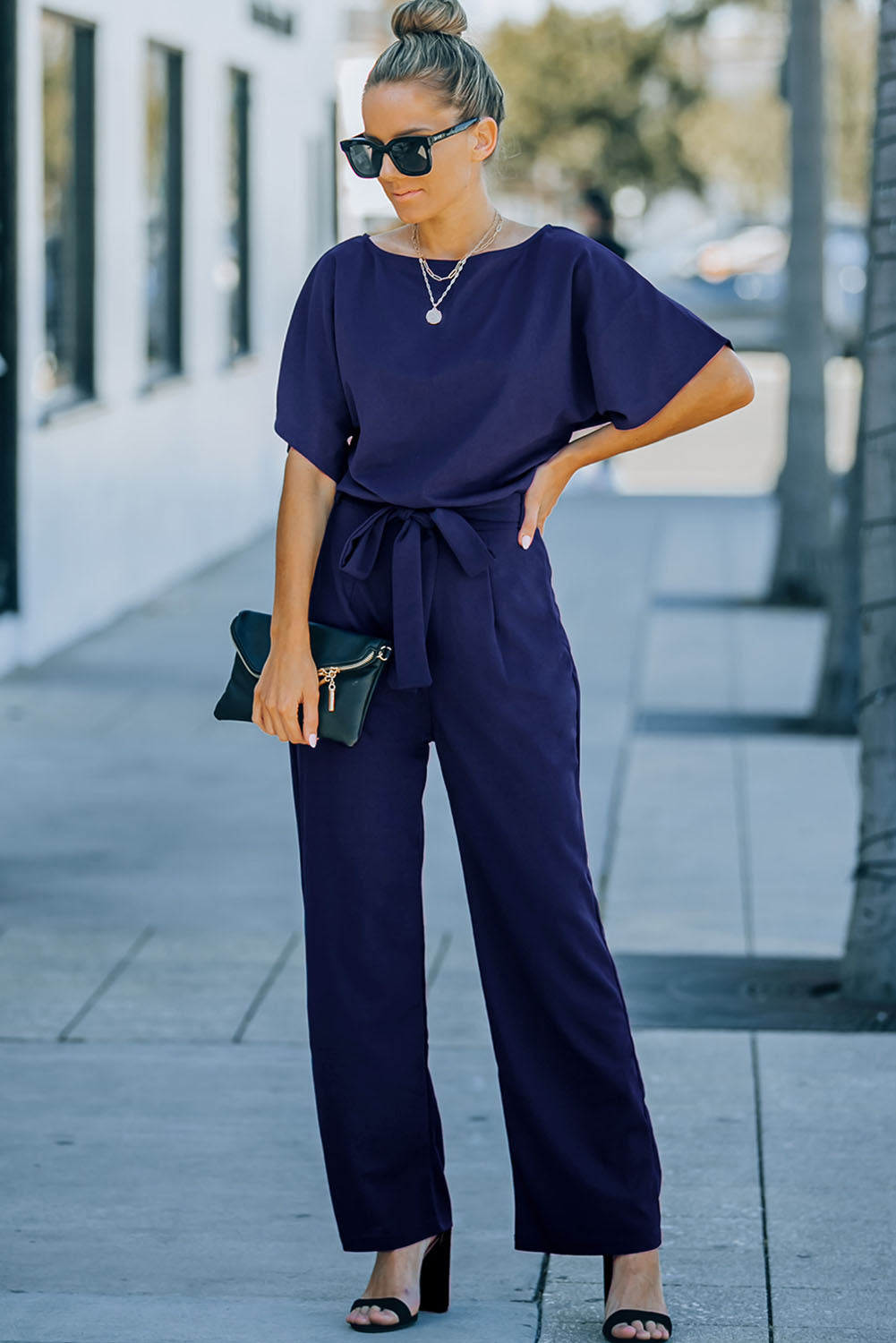 Blauwe jumpsuit met wijde pijpen en riem