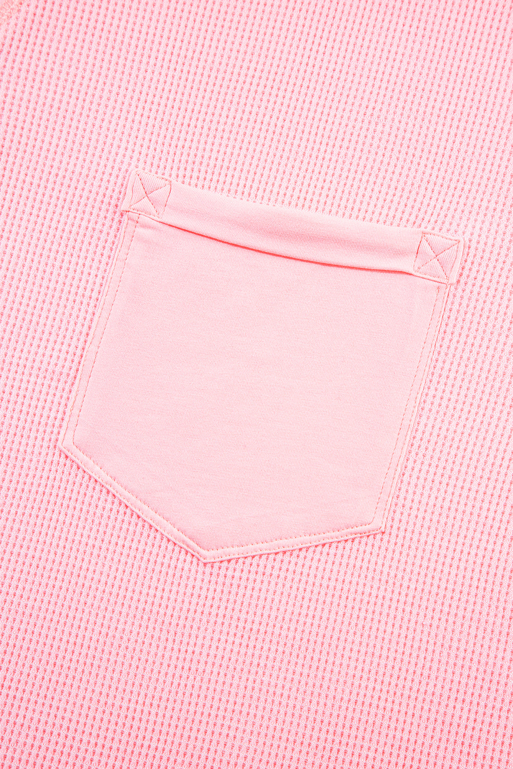 Roze grote maat geribbelde T-shirt en shorts met zichtbare naden