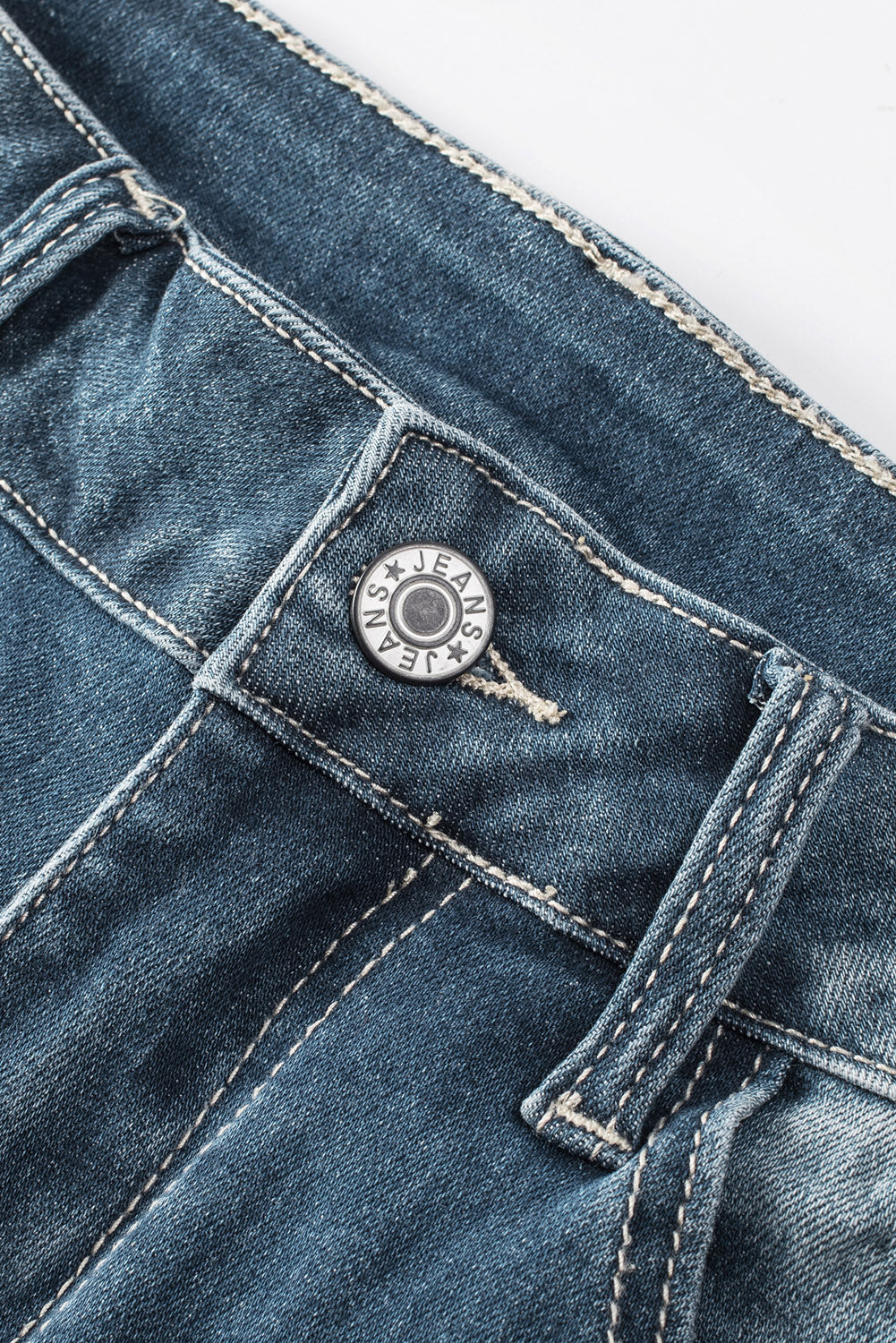 Blauwe noodlijdende gescheurde skinny jeans