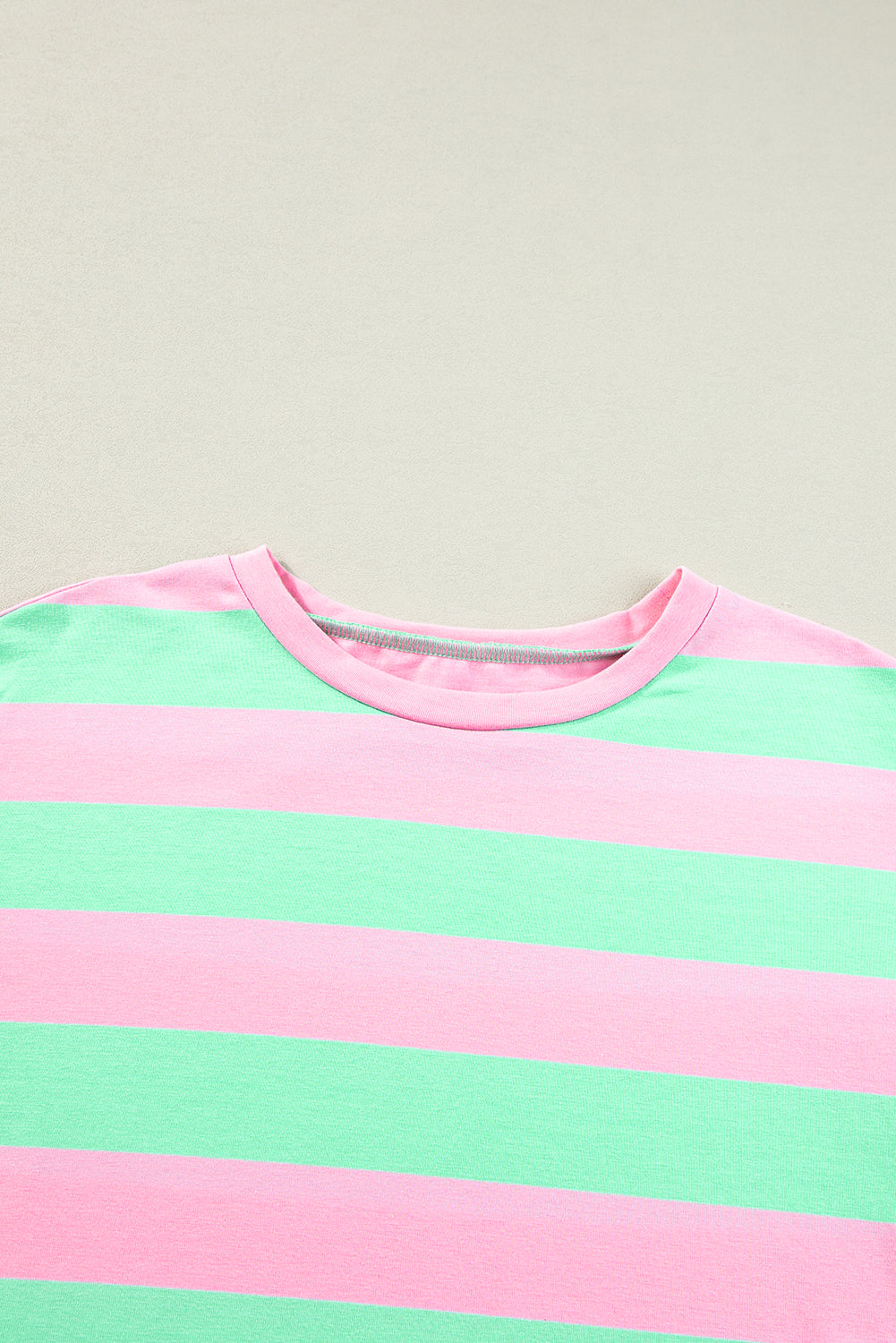 Roze gestreept los T-shirt met colorblock mouwen en manchetten