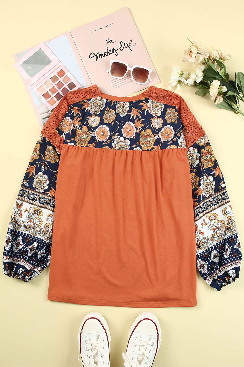 Bruine top met ballonmouwen, boho-bloemenprint en kanten details