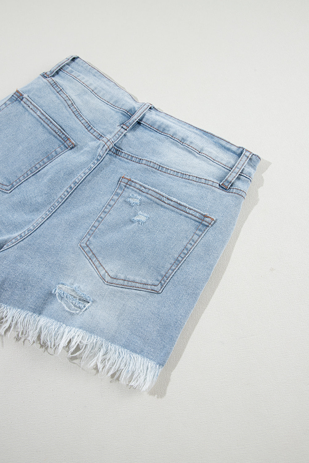 Lichtblauwe denim shorts met gescheurde, ruwe zoom en hoge taille