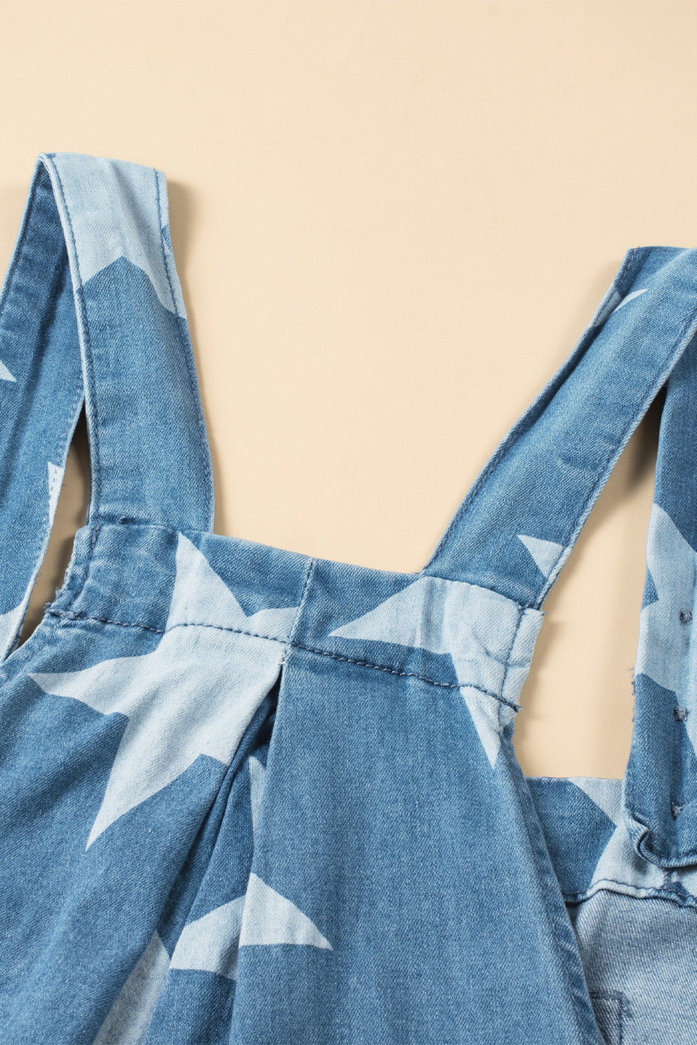 Denim overall met sterrenprint en bandplooi met wijde pijpen en knoopsluiting