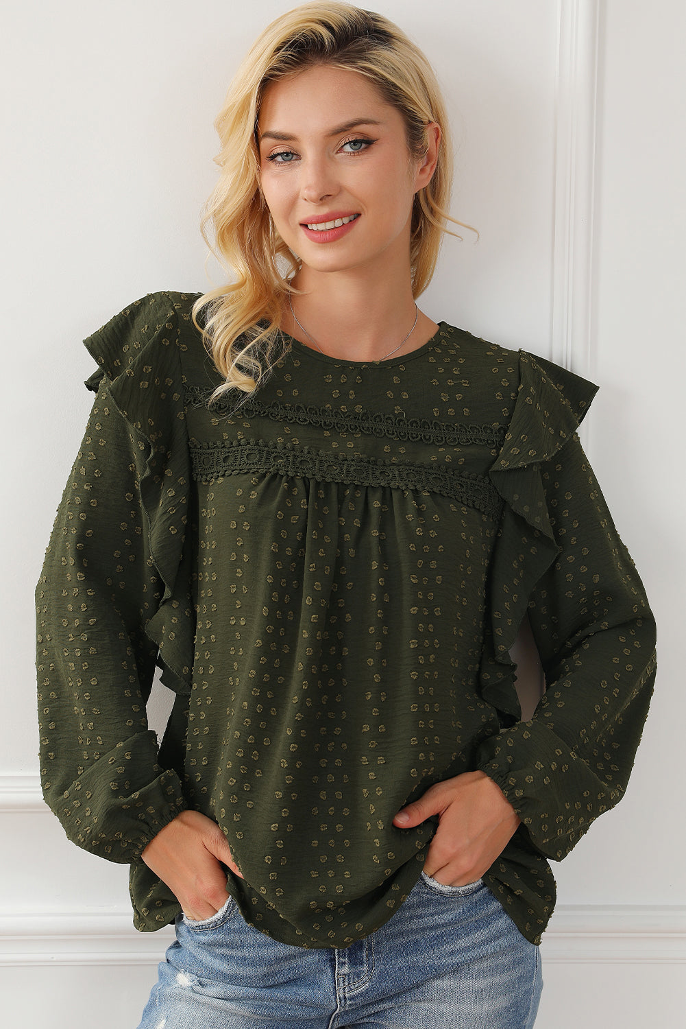 Zwartachtig groene kanten blouse met ruches aan de schouder en lange mouwen