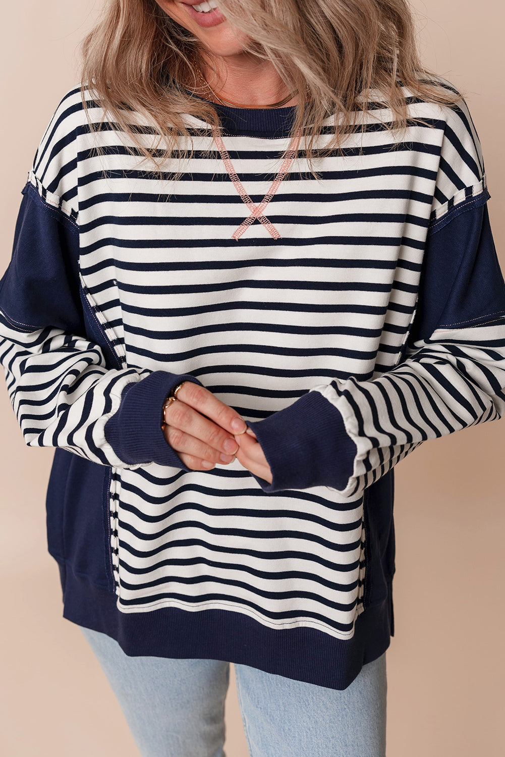 Witte streep kleurblok blootgesteld naad los fit sweatshirt