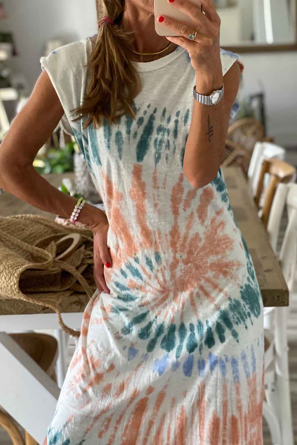 Witte tie-dye jurk met lange split en kapmouwen