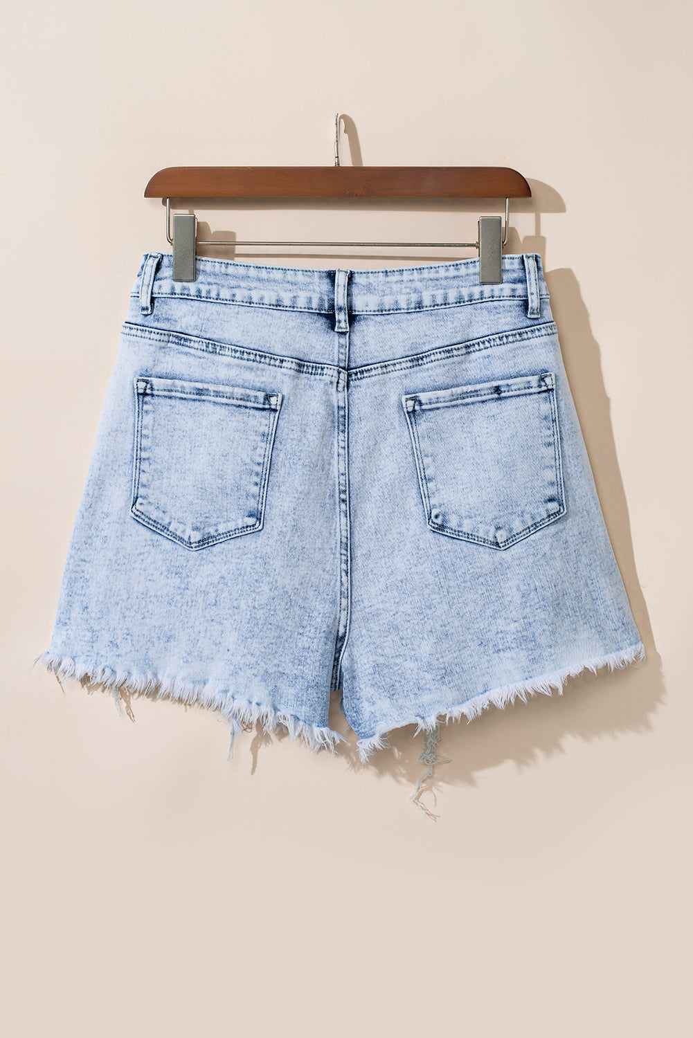 Lichtblauwe acid wash gekruiste denim short met ruwe rand