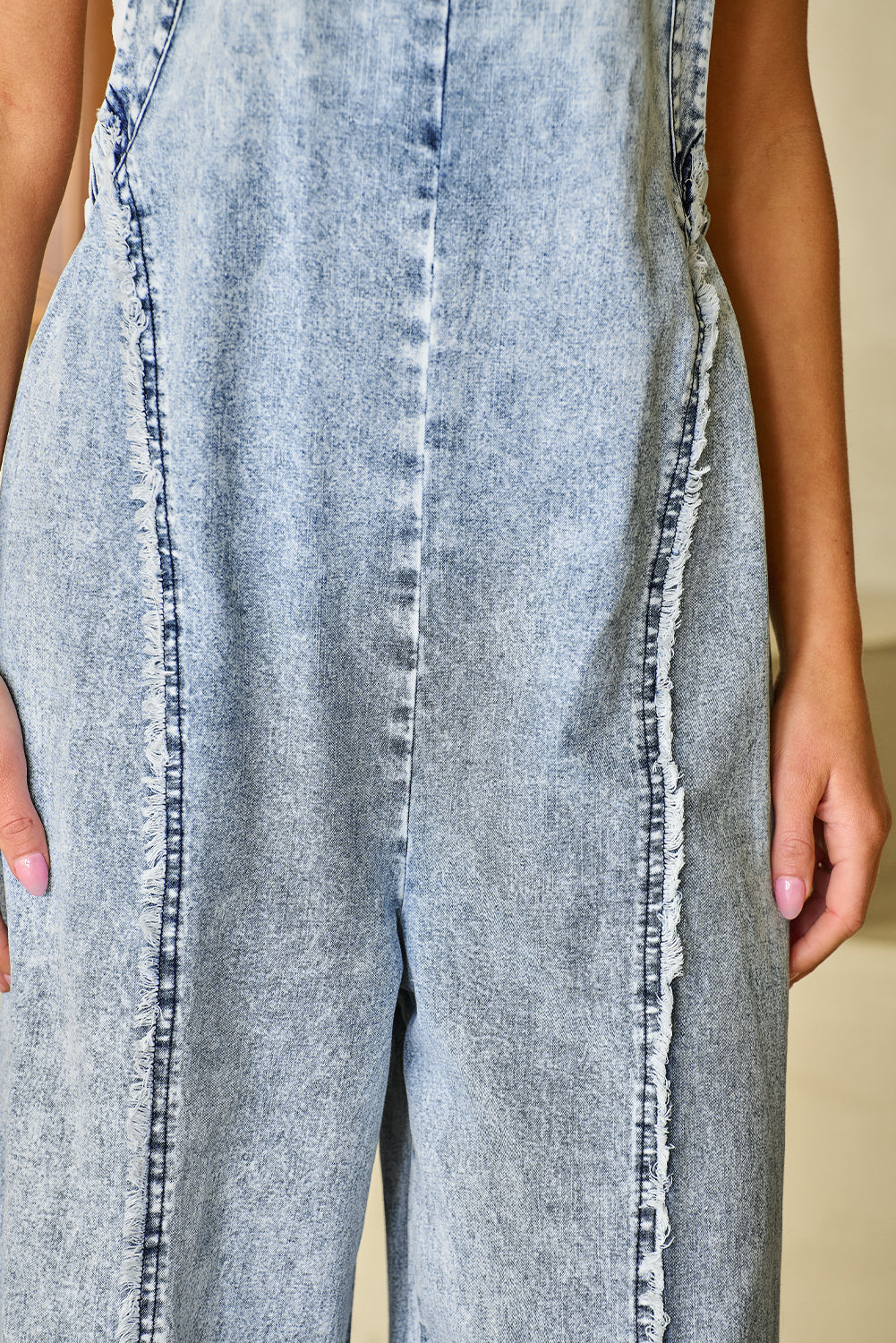 Beau Blue Light Wash Gerafelde denim overall met zichtbare naden en wijde pijpen