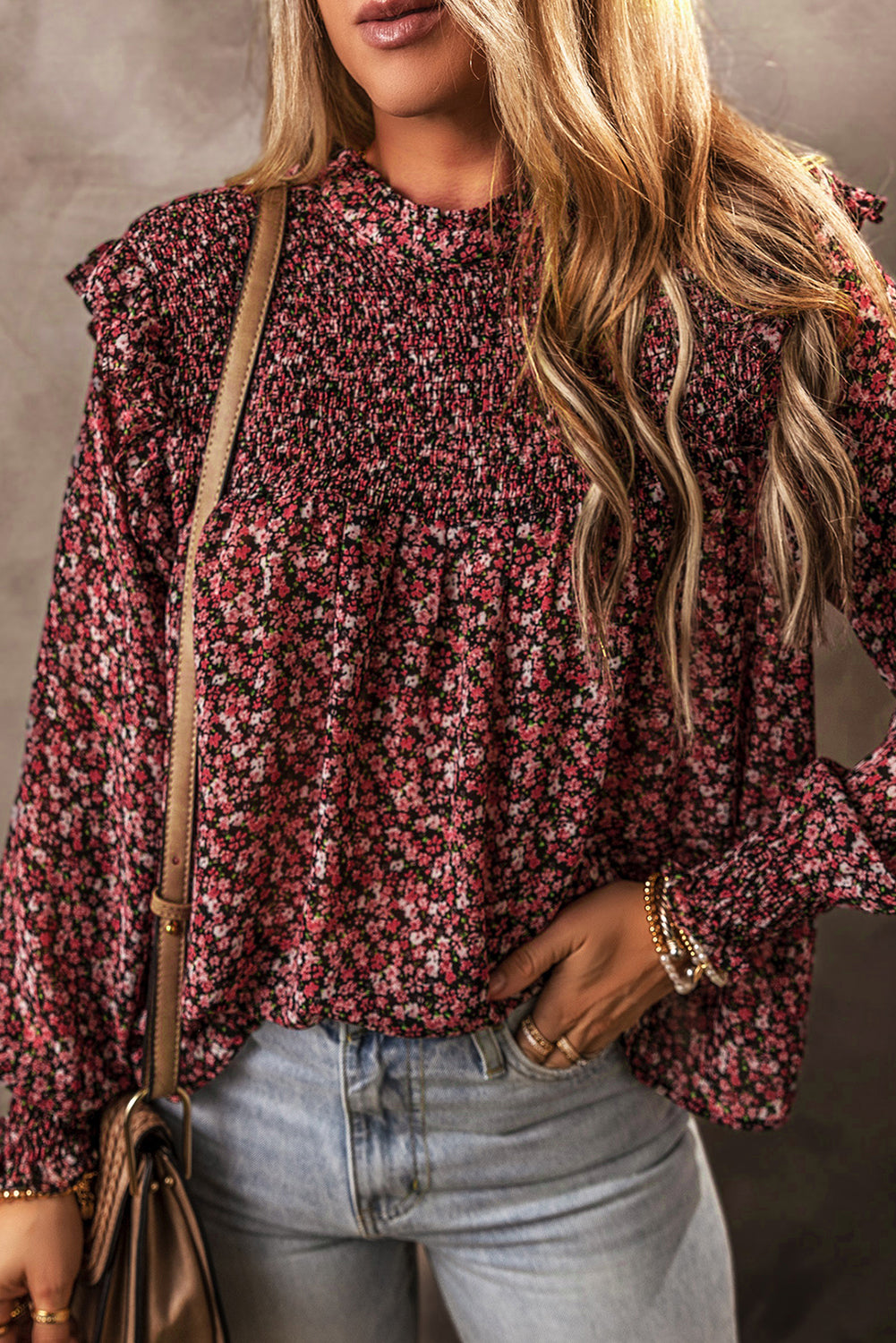 Vurige rode ditsy bloemen gesmokte blouse met ruches en lange mouwen