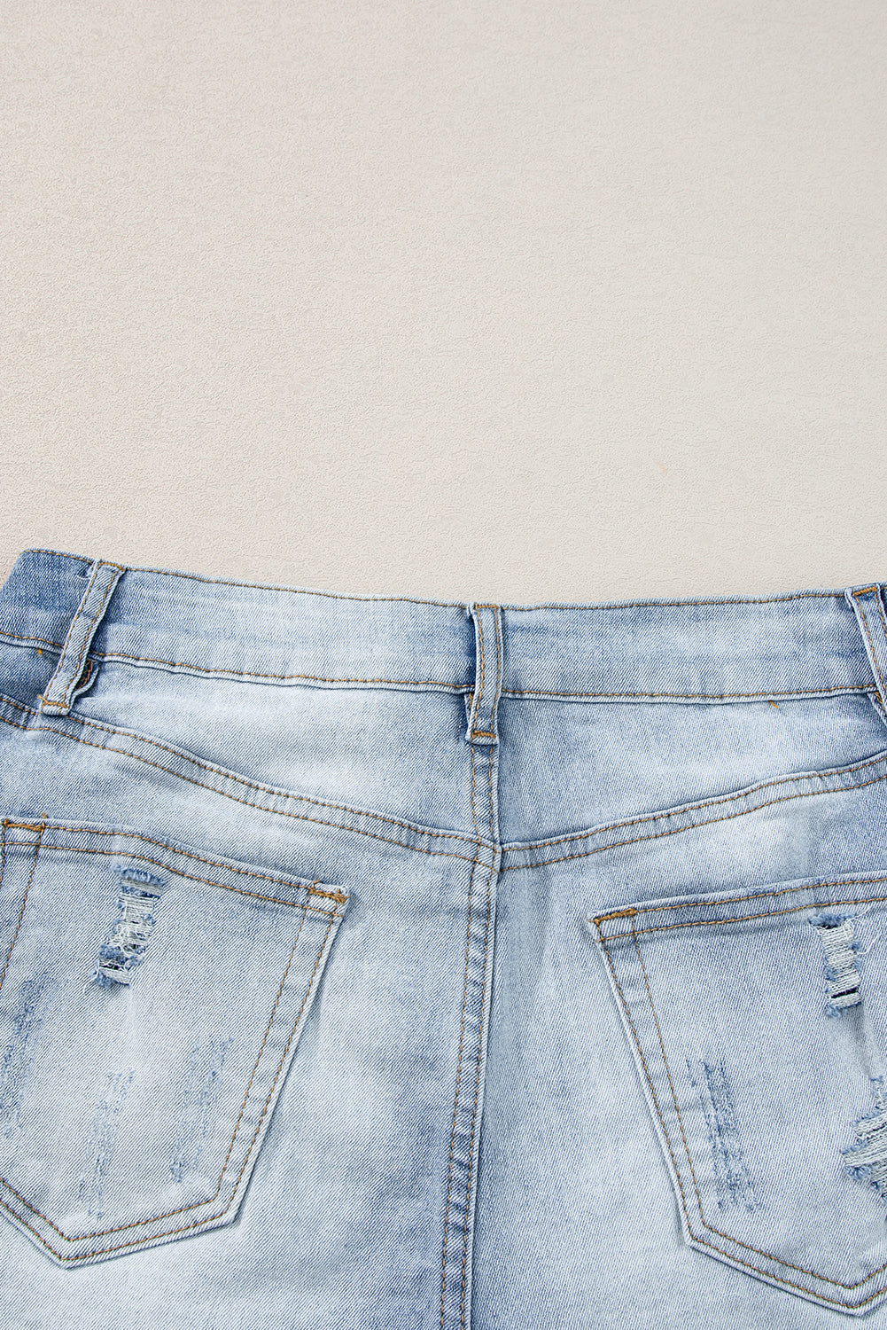 Lichtblauwe vintage gewassen jeansshort met ruwe rand