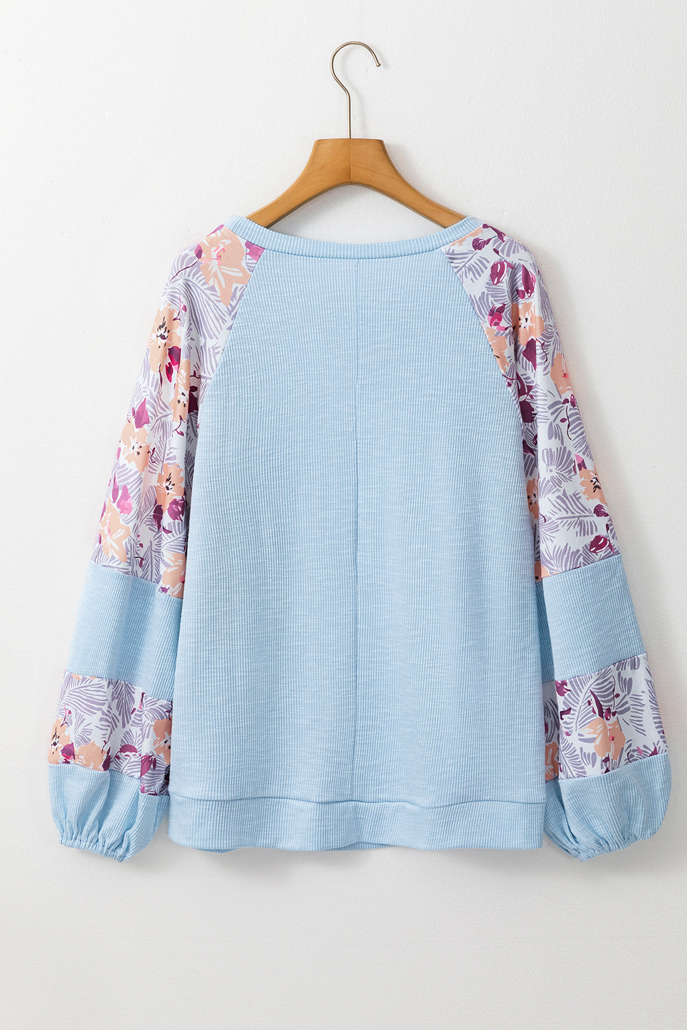 Beau blauwe getextureerde bloemen patchwork blouse met ballonmouwen