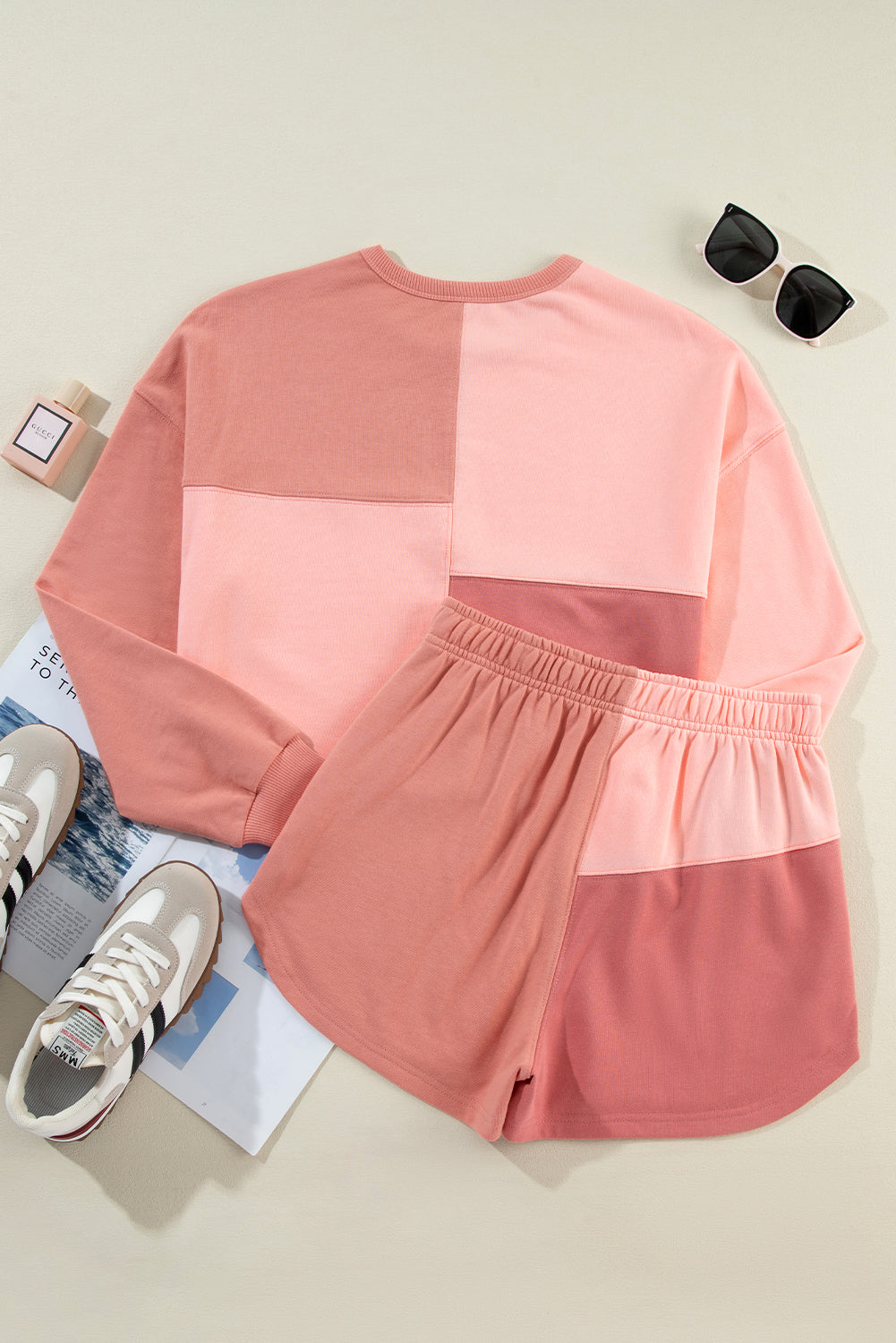 Outfit met lange mouwen en hemelsblauwe kleurblokken en patchwork shorts