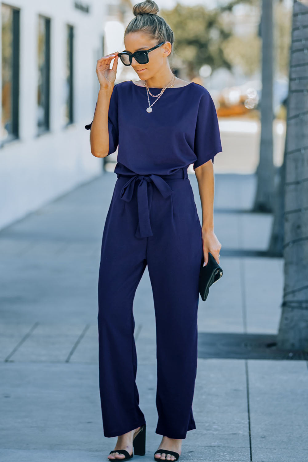 Blauwe jumpsuit met wijde pijpen en riem