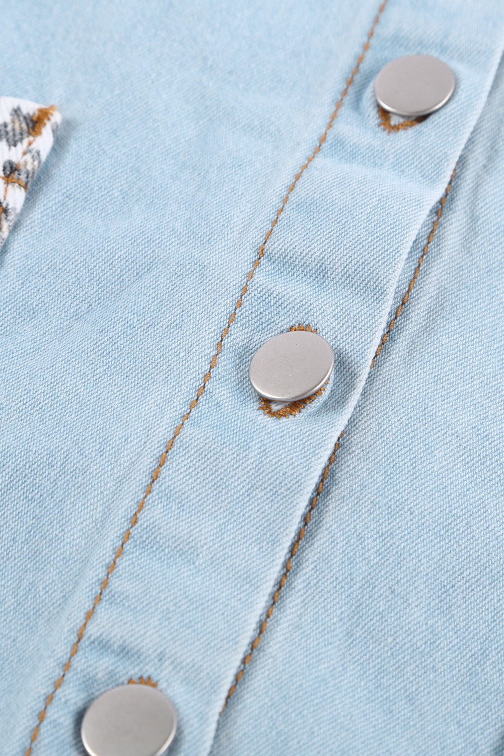 Hemelsblauw contrasterend denim jack met luipaardmotief