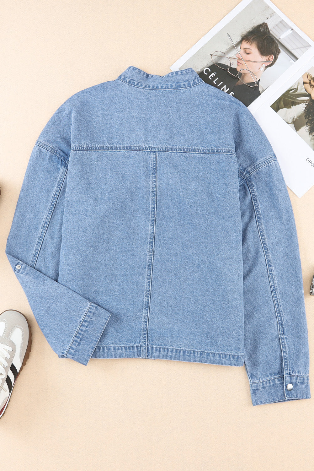 Hemelsblauw denim jack met oprolbare tabmouw en knoopsluiting met zak