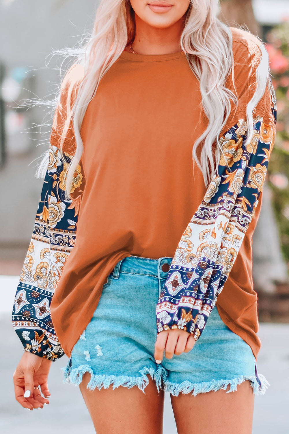 Bruine top met ballonmouwen, boho-bloemenprint en kanten details